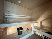 Asunnon kruunaa oma sauna, jossa kelpaa rentoutua.
