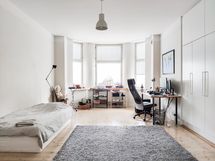 Huoneista löytyy kaappitilaa valmiina. Suuremmat  makuuhuoneet Pohjoisen Rautatiekadun suuntaan.