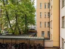 Näkymä keittiöstä sisäpihalle