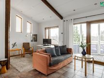 Yläkerran työtila muokattavissa erilliseksi huoneeksi