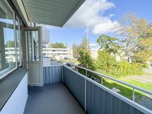 Olohuoneen levyinen parveke sisäpihan puolelle