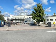 Kodista on hyvät kulkuyhteydet ja esimerkiksi linja-autoasemalle matkaa on alle 200 m.