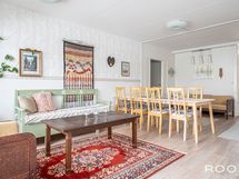 Näkymää avarasta oleskelutilasta makuuhuoneiden suuntaan.