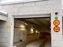 Sisäänkäynti autohalliin kaukosäätimellä