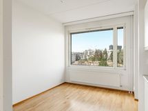 Keittiön yhteydessä ruokailutila.