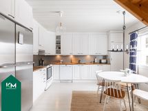 Keittiössä on hyvin kaappi- ja työtilaa