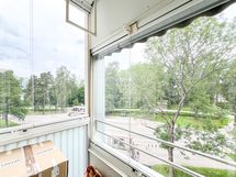 Lasitettu parveke on pohjoiseen.