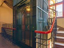 Hissi rakennettu, mahdollistaen esteettömän kulun yhtiössä