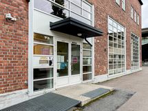 Nattarissa on kirjasto lähes Salea vastapäätä.