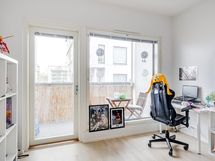 Isot ikkunat sekä käynti lasitetulle parvekkeelle