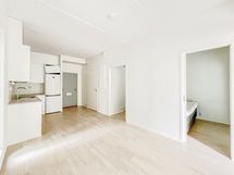 Makuuhuoneeseen kulku kahdesta ovesta.