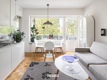 Tilava olohuone, josta käynti parvekkeelle