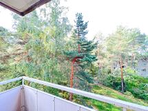 Mukavat näkymät parvekkeelta, ilmansuunta on lounaaseen.