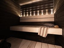 Saunassa on lauteisiin upotettu Harvian pilarikiuas ja kaunis valaistus