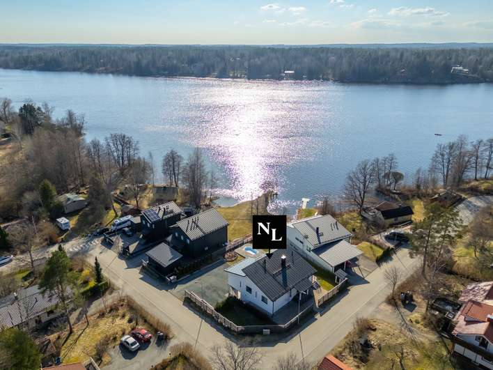 Omakotitalo, 4h+k+takkahuone+2xkph+s+khh+3 x wc+vh+varasto+autotalli+terassiparveke, 158/197 m², Veikkola, Kirkkonummi