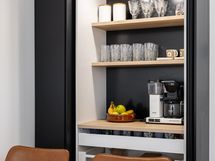 Ruokailutilan vieressä on aamiaiskaappi ja korkea kaappi
