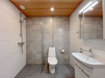 Kylpyhuone on todella tilava ja pesutornillekin on paikkansa.