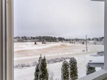 Kolmannesta makuuhuoneesta on näkymät pellon suuntaan