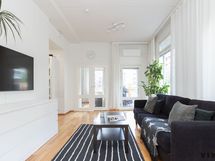 Olohuone, jossa korkea katto tuo lisää avaruutta asumiseen