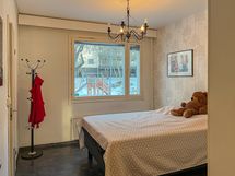 Toisen makuuhuoneen yhteydestä löytyy vaatehuone.