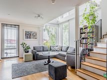 Olohuone, osittain korkeaa avaraa tilaa