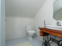 Yläkerran erillinen wc
