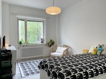 Näkymä keittiöstä makuuhuoneen suuntaan
