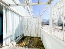 Näkymä omalta terassilta Piispansillalle lounaaseen iltapäiväaurinkoon..