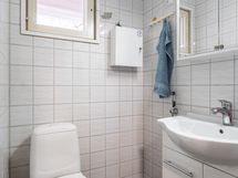 Eteisen yhteydessä oleva ensimmäinen erillinen wc