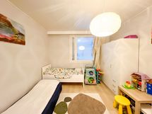 Toinen makuuhuoneista on hyvän kokoinen.