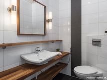 Alakerran wc. Kaikki talon wc-istuimet (4 kpl) on seinämallisia.