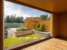 Asunnolla on  iso lasitettu terassi ja oma huoneistopiha.