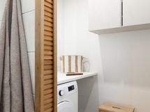 Kylpyhuoneen yhteydessä kodinhoitotilaa