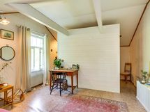 Seinän takana avokaapistoa