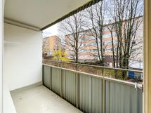 Viihtyisä parveke sisäpihan puoleen.