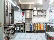 Päärakennuksen ravintolakeittiö