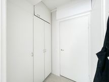 Eteisessä kaappitilaa