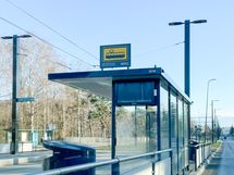 Raidejokerin pysäkki  Pitäjänmäentiellä Pajamäen kulmalla n. 500 m päässä.