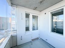 Parvekkeella on kivasti tilaa ja parveke on lasitettu