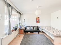 Ensimmäisen kerroksen koti rauhallisilla näkymillä.