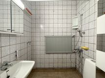 Kylpyhuoneessa liitäntä pyykinpesukoneelle