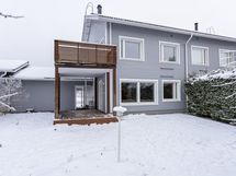 Näkymä takapihalta talon suuntaan