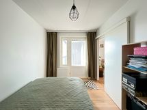 Makuuhuoneesta on käynti isolle lasitetulla parvekkeelle.