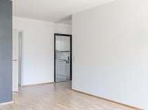 Näkymä olohuoneesta keittiön ja eteiskäytävän suuntaan.