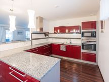 Tyylikäs U-muotoinen keittiö jossa on tilaa ruoanlaittoon 