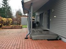 Etuterassi ja piha-alue