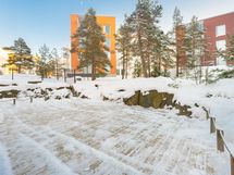 Etelään avautuva pihaterassi rajoittuu kauniisiin kallioleikkauksiin.