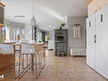 Kuva keittiöstä olohuoneen puolelle.