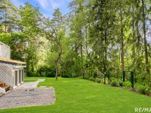 Talo ulkoa | Takapiha kohti koillista