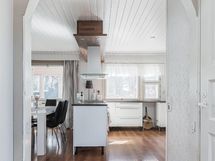 Eteisestä keittiöön